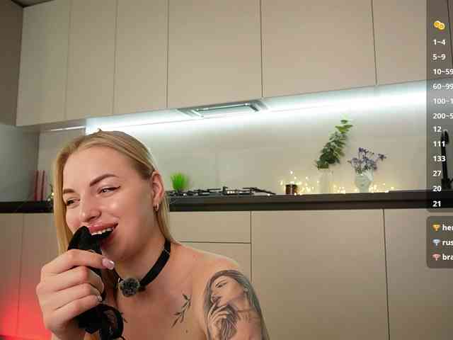 BlondyNika webcam