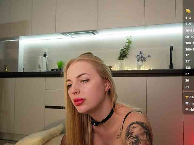 BlondyNika webcam