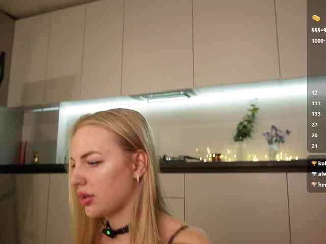 BlondyNika webcam