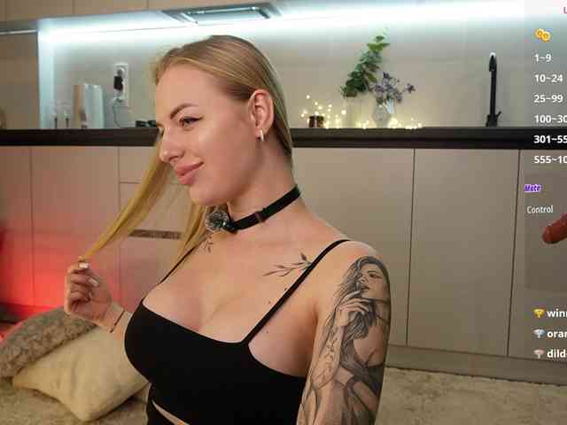 BlondyNika webcam