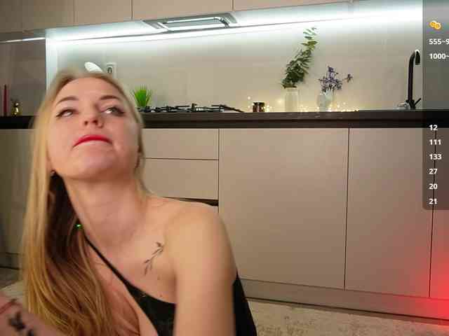 BlondyNika webcam
