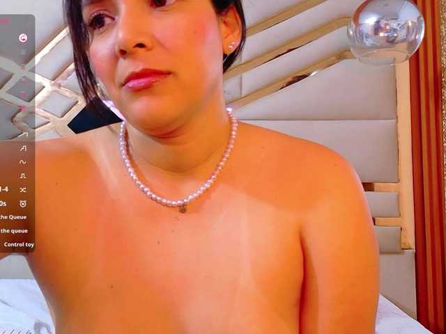 sluttyandmature live webcam show