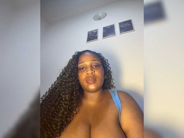 Bursty-cora live cam on BongaCams