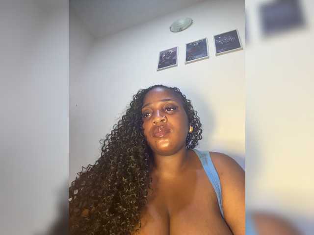 Bursty-cora live cam on BongaCams