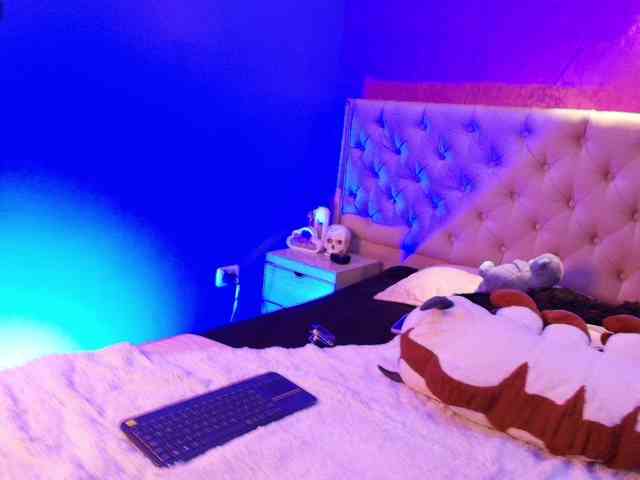 LittleCheerry webcam