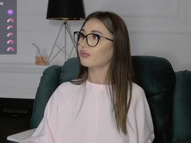 Chiaralovee live cam on BongaCams