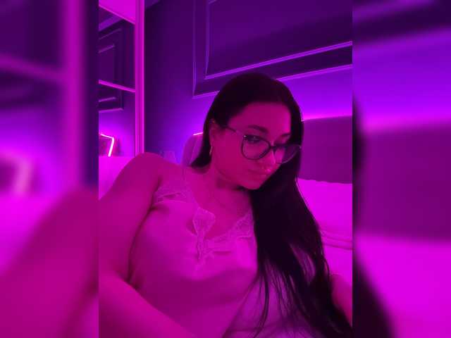 IvyNoirr è una delle camgirl italiane più popolari durante uno show su BongaCams. Include i seguenti tag: White/Caucasian,Brunette,Shaved