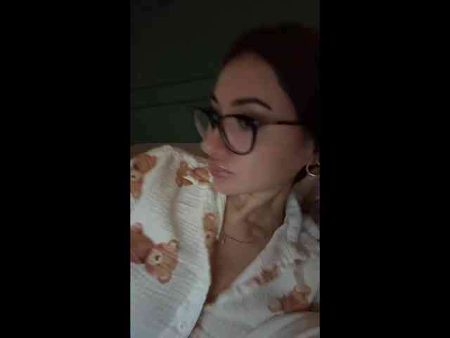 IvyNoirr webcam