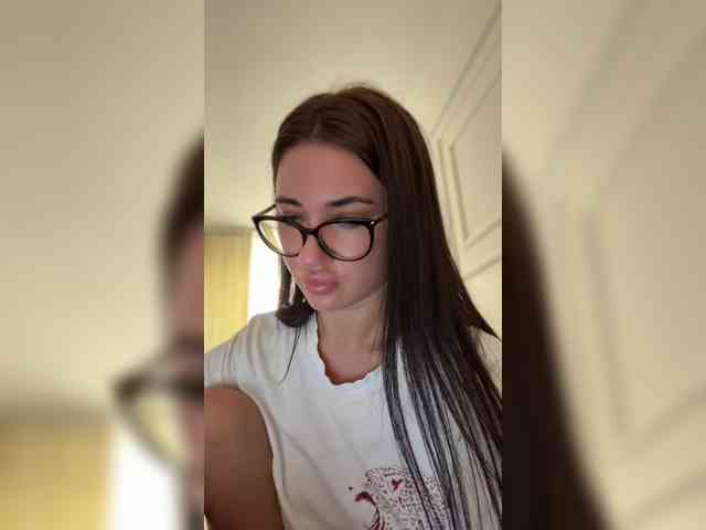 Ivynoirr's cam show statistics and live stream