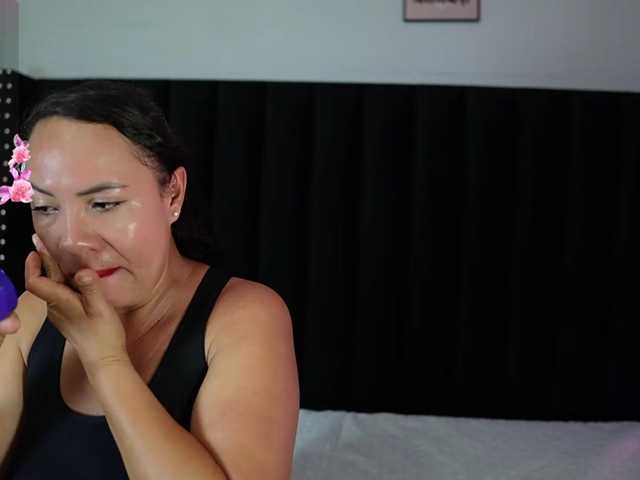 Hotlatinateacher live cam on BongaCams