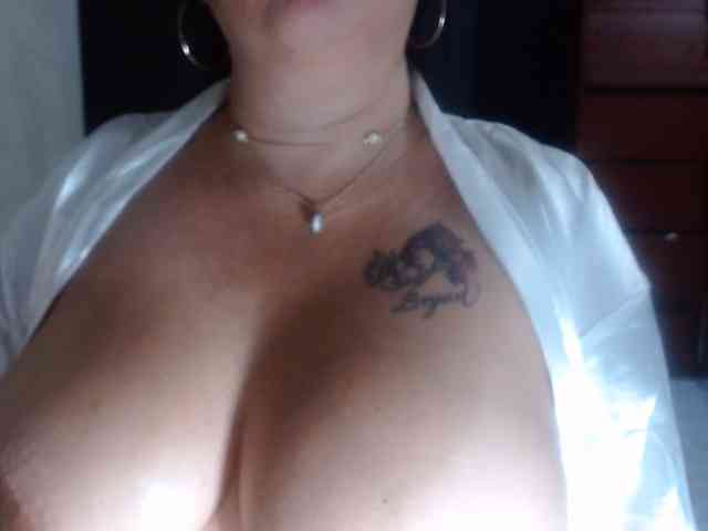 CameliaLong Live Webcam on BongaCams