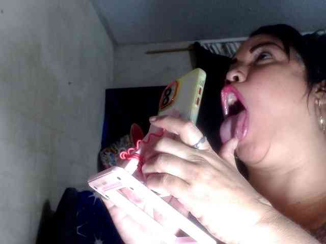 CameliaLong webcam