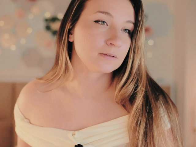 AlytheAmore Live Cam and Statistics on UnifiedCams