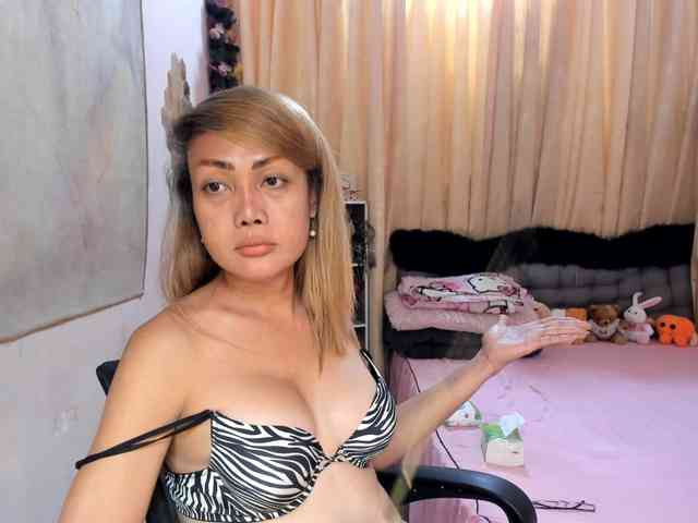 CharlotteWebb Live Webcam on BongaCams