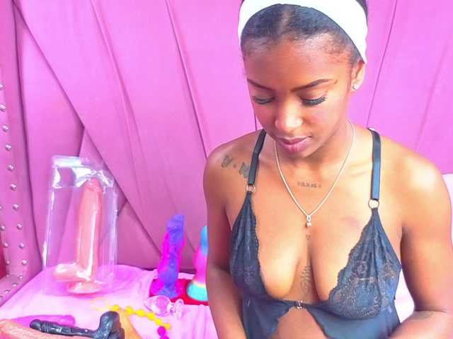 AngeyaPetite live cam on BongaCams