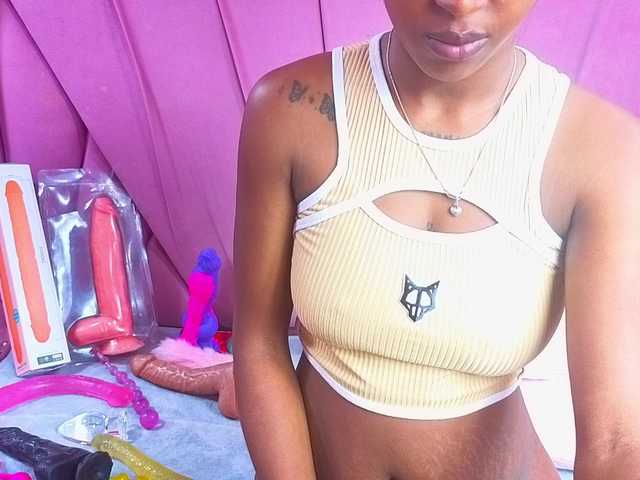 AngeyaPetite live cam on BongaCams