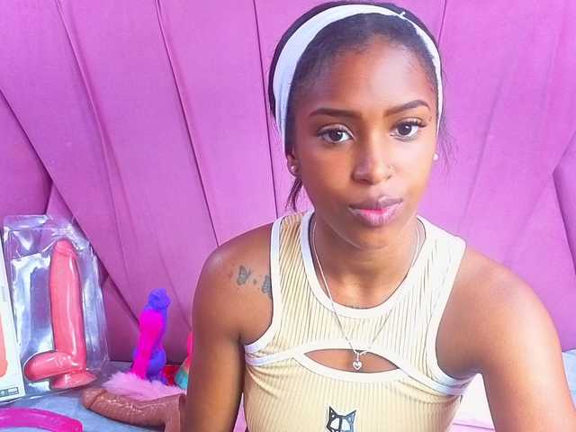 AngeyaPetite live cam on BongaCams