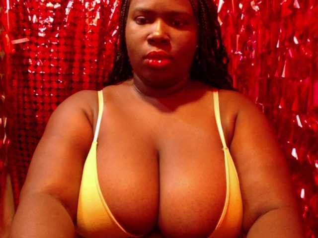 Samara28, en directo ahora en BongaCams