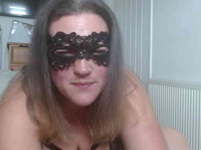 Curvymaskedbabe