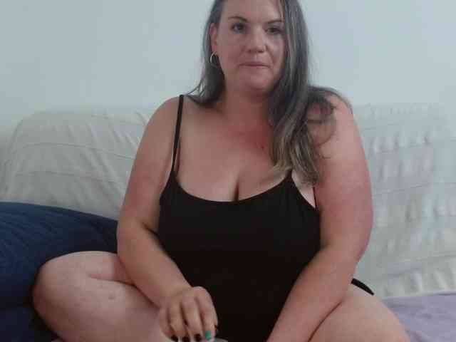 Curvymaskedbabe