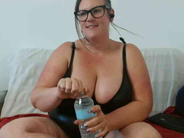 Curvymaskedbabe webcam