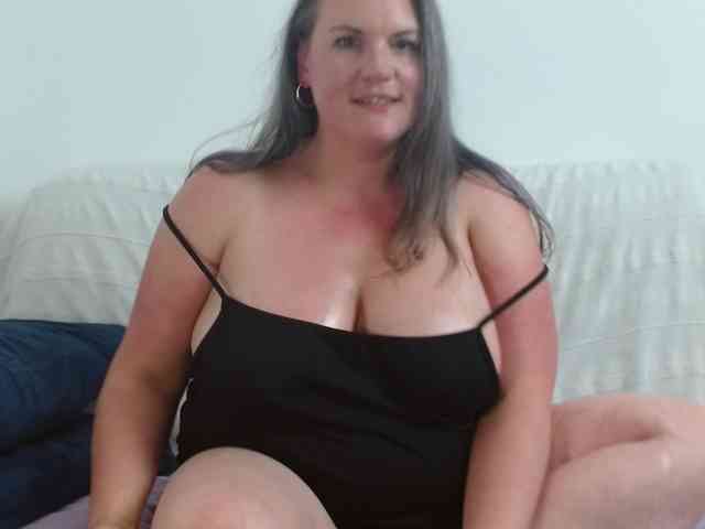 Curvymaskedbabe