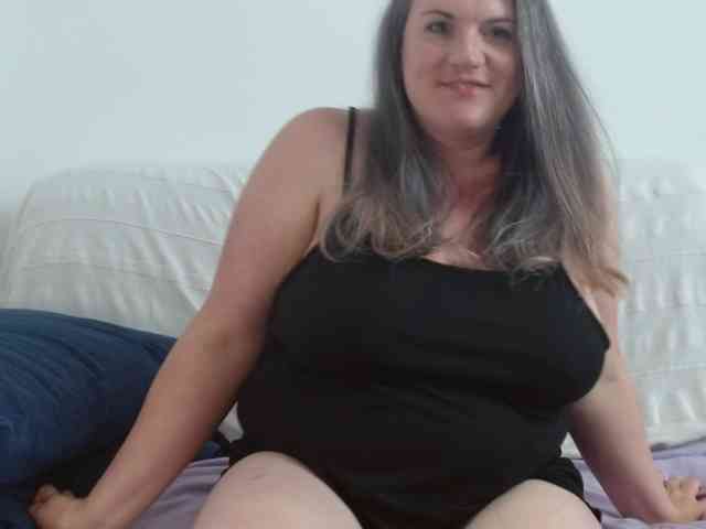 Curvymaskedbabe