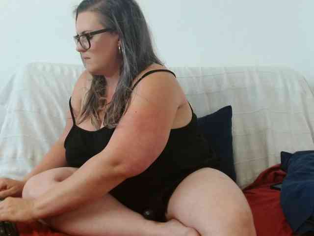 Curvymaskedbabe webcam