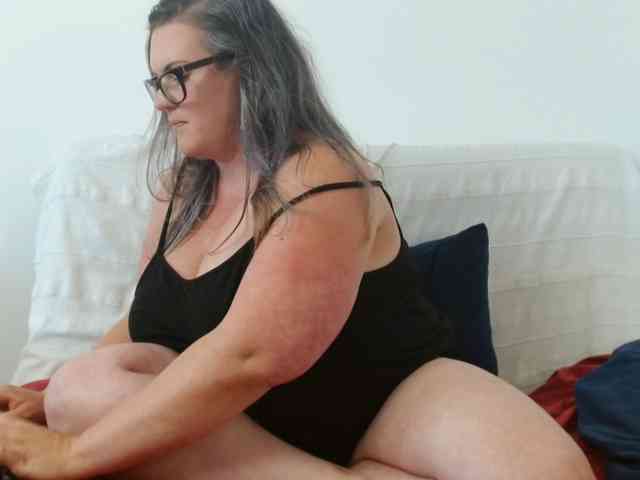 Curvymaskedbabe