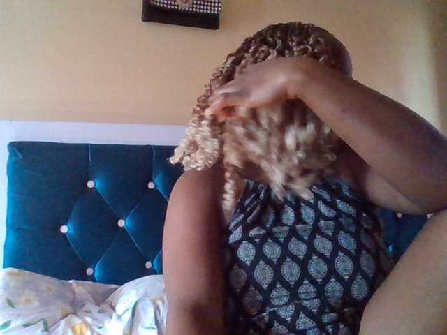 le modèle quqi est en webcam porno dans un show sur le site bongacams, il possède les tags suivants: Ebony,Blonde,Trimmed
