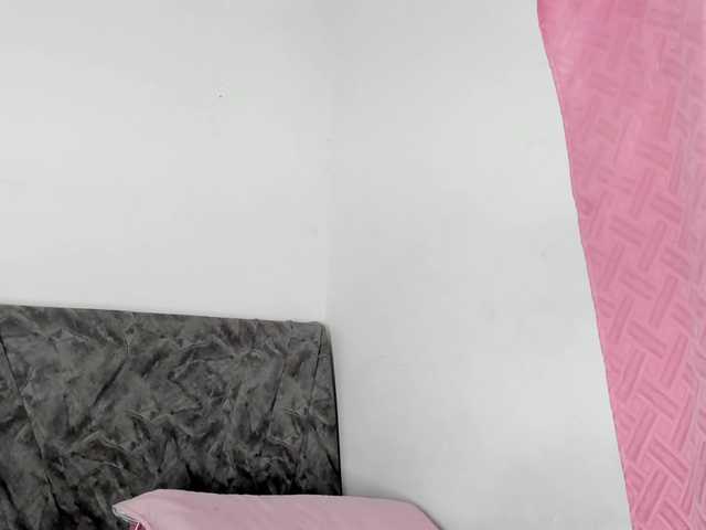 BarbieHotLaura webcam