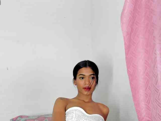 BarbieHotLaura webcam