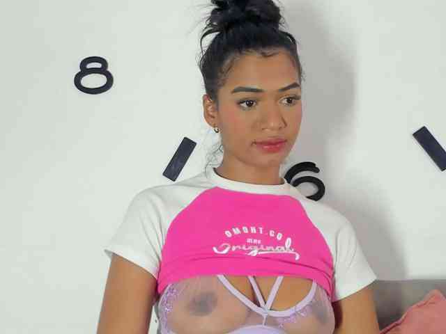 BarbieHotLaura webcam