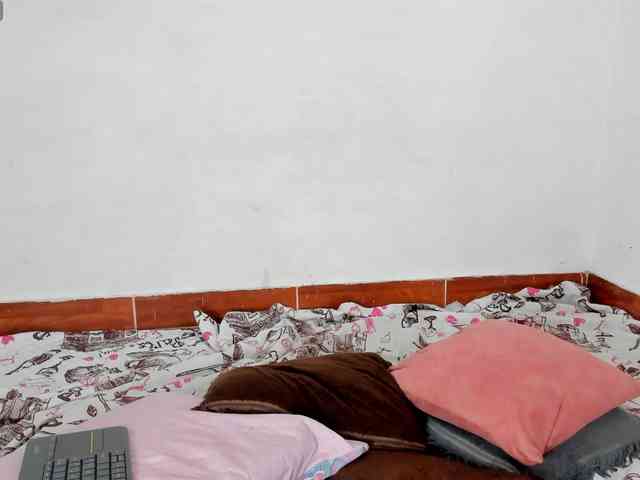 BarbieHotLaura webcam