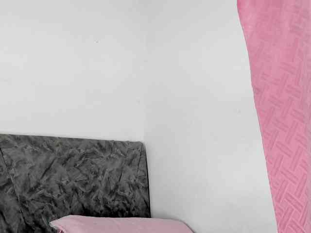 BarbieHotLaura webcam