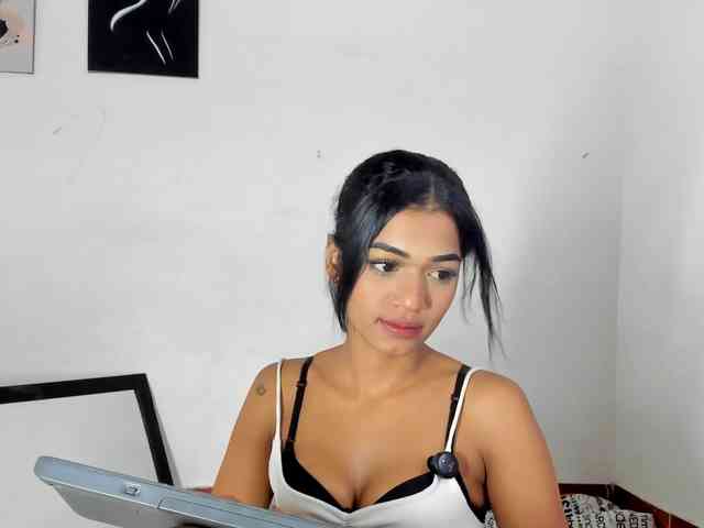 BarbieHotLaura webcam