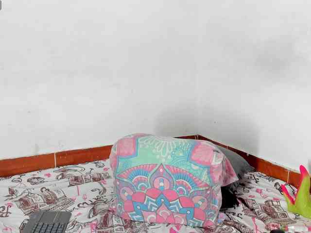 BarbieHotLaura webcam