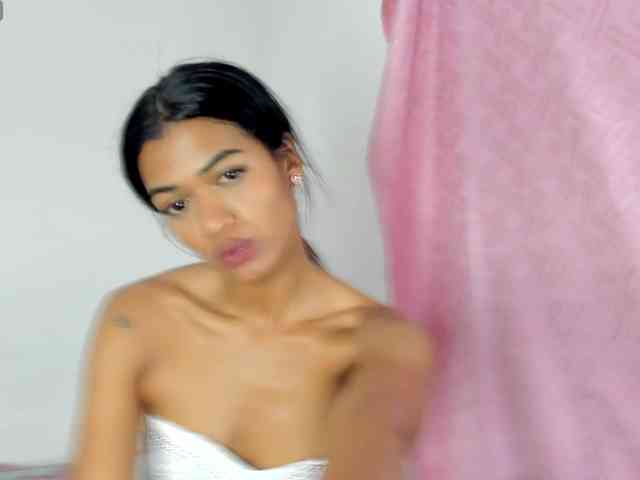 BarbieHotLaura webcam