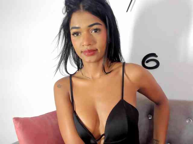 BarbieHotLaura webcam