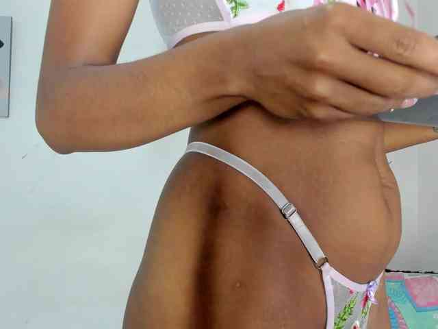 BarbieHotLaura webcam
