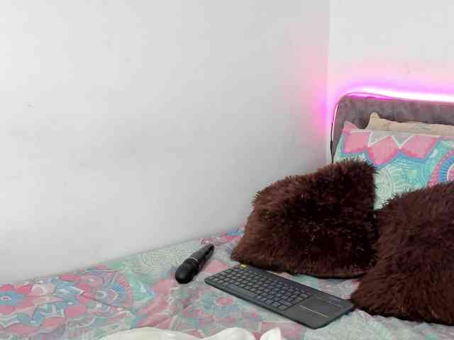 BarbieHotLaura webcam