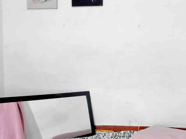 BarbieHotLaura webcam