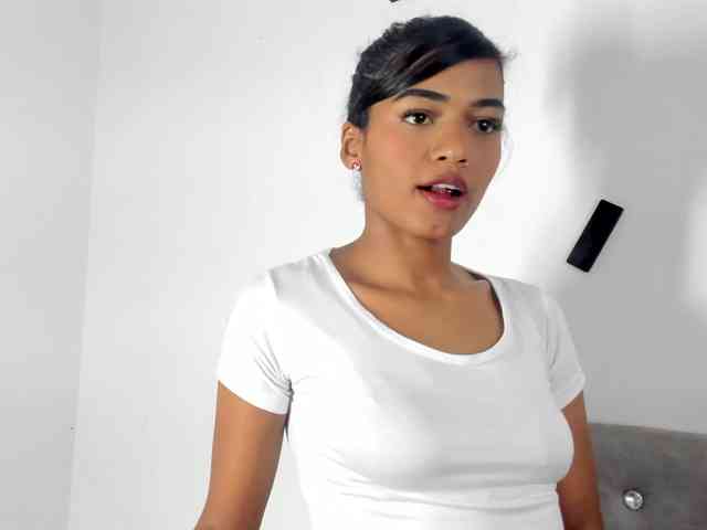 BarbieHotLaura webcam