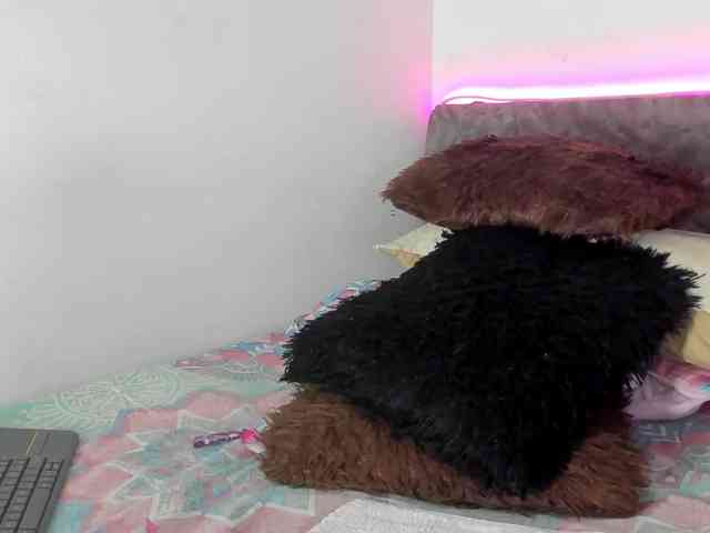 BarbieHotLaura webcam