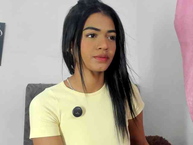 BarbieHotLaura webcam