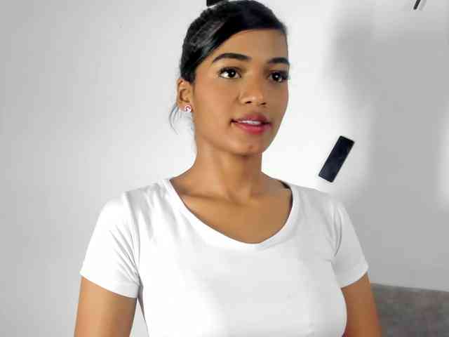 BarbieHotLaura webcam