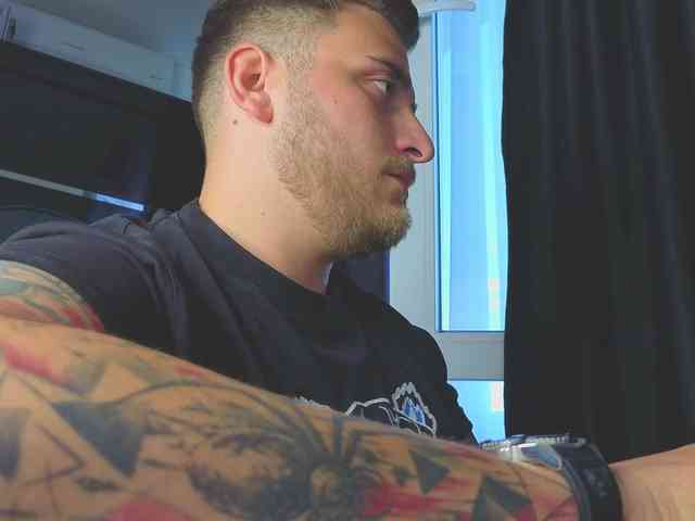 JohhnyLongcock Sex Cam Show