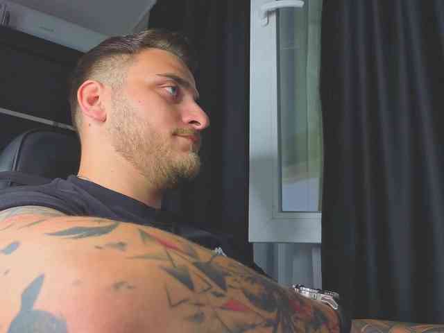 JohhnyLongcock Sex Cam Show