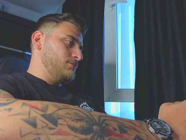 JohhnyLongcock Sex Cam Show