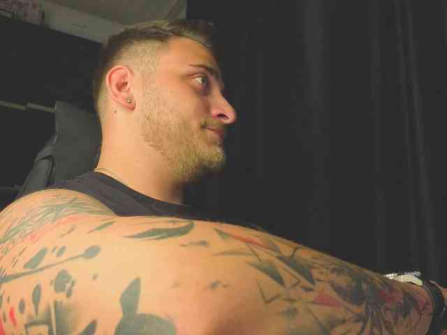 JohhnyLongcock Sex Cam Show
